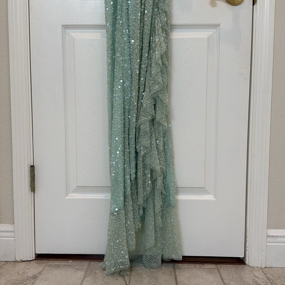 NWT Mac Duggal 5745 Sequined Faux Wrap Cut Out Puff Sleeve Gown Size 4 - Picture 7 of 14